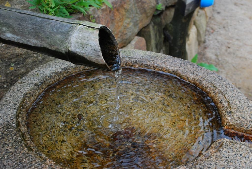 Heilwasser aus einem Bambusrohr