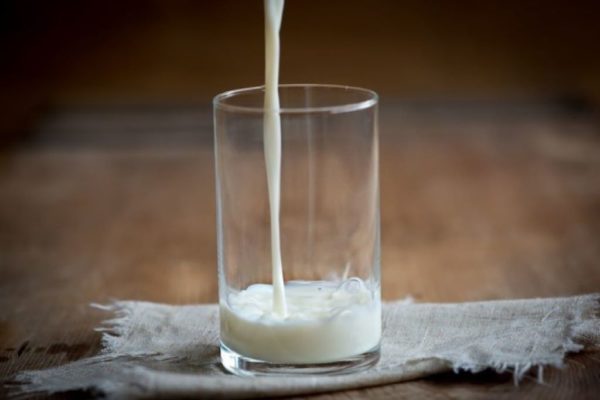 fettarme Milch in einem Glas