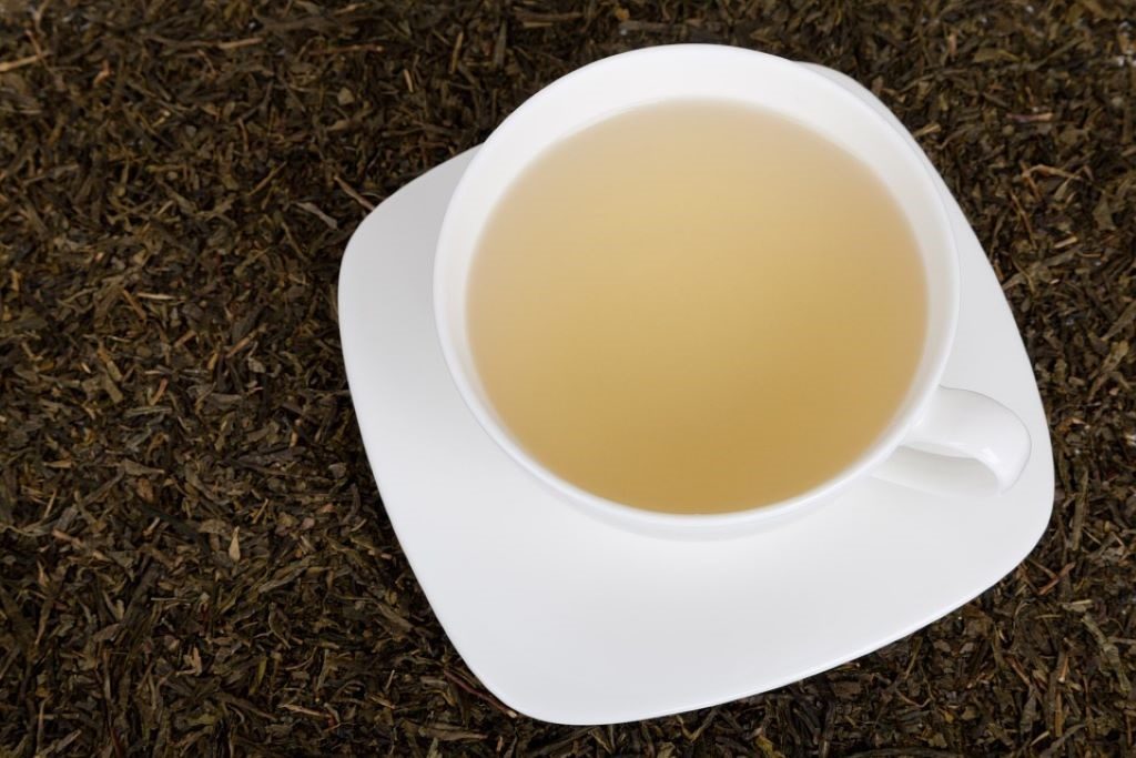weißer Tee in einer Tasse