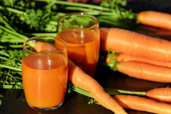 Karottensaft in Gläsern